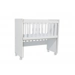 Patut pentru copii Nichiduta Mini Cot White, cu laterala culisanta, somiera reglabila pe 4 nivele de inaltime, roti cu blocare, margini rotunjite, dimensiuni exterioare 94 x 46 x 88 cm