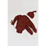 Set 3 piese body cu maneca lunga pantaloni cu botosei si caciulita din bumbac organic si modal Caramiziu 6-9 luni