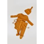 Set 3 piese body cu maneca lunga pantaloni cu botosei si caciulita din bumbac organic si modal Mustar 6-9 luni
