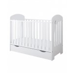 Patut din lemn pentru copii Nichiduta Little Star White, cu Sertar montat pe ghidaje cu role, somiera reglabila pe 3 inaltimi distincte, margine din silicon pentru protectie dintisori, dimensiuni exterioare 124 x 65 x 101 cm