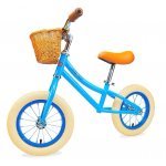 Bicicletă fără pedale pentru copii, Maawo, roți de 12 inch cu spițe și anvelope pneumatice, cadru din aliaj de magneziu, design ergonomic, Șaua și ghidonul reglabile, sarcina maximă 30 kg, Coș împletit din răchită, Blue Urban