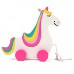 Jucărie de tras Unicornul fericit din lemn,șnur inclus,forme rotunjite,vopsele sigure,non-toxice,dimensiune 16x18 cm