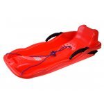 Sanie din plastic pentru copii rosie, din plastic, cu frana dublu-laterala si sfoara pentru tractiune si ghidare