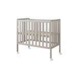 Patut din lemn Nichiduta Bambi Cashmere 100x50 cm cu laterala culisanta,roti cu blocare,margine din silicon pentru protectie dintisori,design modern,margini rotunjite,3 nivele de reglare somiera,vopsele si materiale sigure