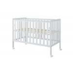 Patut din lemn si MDF pentru copii Nichiduta Bambi Alb cu laterala culisanta,roti cu blocare, vopsele ecologice pe baza de apa, margini rotunjite, dimensiuni interioare 120x60 cm