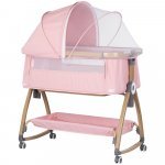 Patut co-sleeper Chipolino Charisma Powder Pink Wood cu laterala culisanta si functie de leagan
