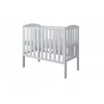 Patut din lemn Tobi alb 100 x 50 cm cu laterala culisanta, roti cu blocare si    protectie silicon pentru dentitie