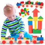 Set Trenulet din lemn pentru copii Malplay, cu forme geometrice de construit, 19 elemente multicolore
