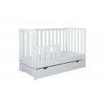 Patut din lemn si MDF pentru copii Nichiduta Bambi Alb cu sertar pe roti,bariera de protectie,2 bare detasabile,vopsele ecologice ,margini rotunjite,dimensiuni interioare 120x60 cm