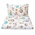 Set lenjerie de patut 3 piese Kerstin Micul print cu husa de pilota,fata de perna si aparatoare laterala 180x30 cm,din bumbac,inchidere cu fermoar,compatibila pautut 120x60 cm